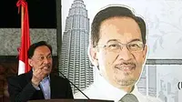 Mantan Wakil Perdana Menteri Malaysia Anwar Ibrahim menyampaikan pidatonya dalam acara Studium Generale di Hotel Four Season, Rasuna Said, Jakarta.(Antara)