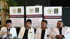 (ki-ka) Ketua Fraksi PKS DPR RI Jazuli Juwaini, Presiden PKS Sohibul Iman, Ketua Majelis Syuro PKS Salim Segaf Al Jufri dan Anggota Fraksi PKS Abu Bakar Al Habsyi saat rapat pleno di Jakarta, Kamis (12/1). (Liputan6.com/Johan Tallo)