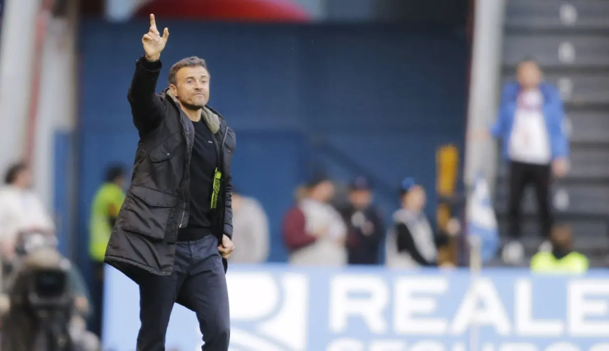 Luis Enrique memberikan instruksi kepada Messi dan rekan-rekannya saat melawan Deportivo La Coruna pada lanjutan La Liga di Stadion Riazor, La Coruna, Kamis (21/4/2016) dini hari WIB. (Reuters/Miguel Vidal)