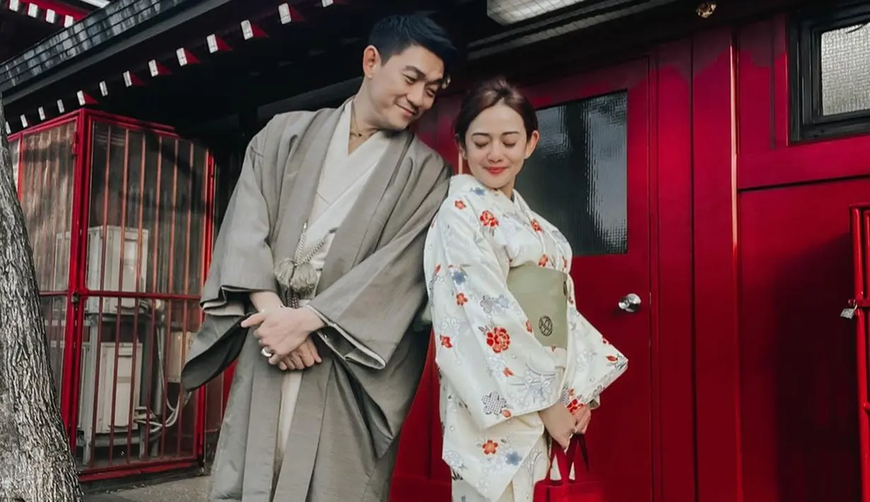 Pasangan selebriti ini membagikan momen saat liburan ke Jepang di Instagram masing-masing. Selain mengunjungi berbagai wisata dan menjajal kuliner, Ifan Seventeen dan Citra Monica tak melewatkan untuk mencoba memakai baju tradisional Jepang. (Liputan6.com/IG/@ifanseventeen)