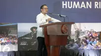 Menteri Ketenagakerjaan Hanif Dhakiri memberikan sambutan dalam Konferensi Internasional Proteksi HAM Industri Perikanan di kantor KKP, Jakarta, Senin(27/3). Acara konferensi ini turut dihadiri oleh Menteri Susi Pudjisatuti. (Liputan6.com/Faizal Fanani)