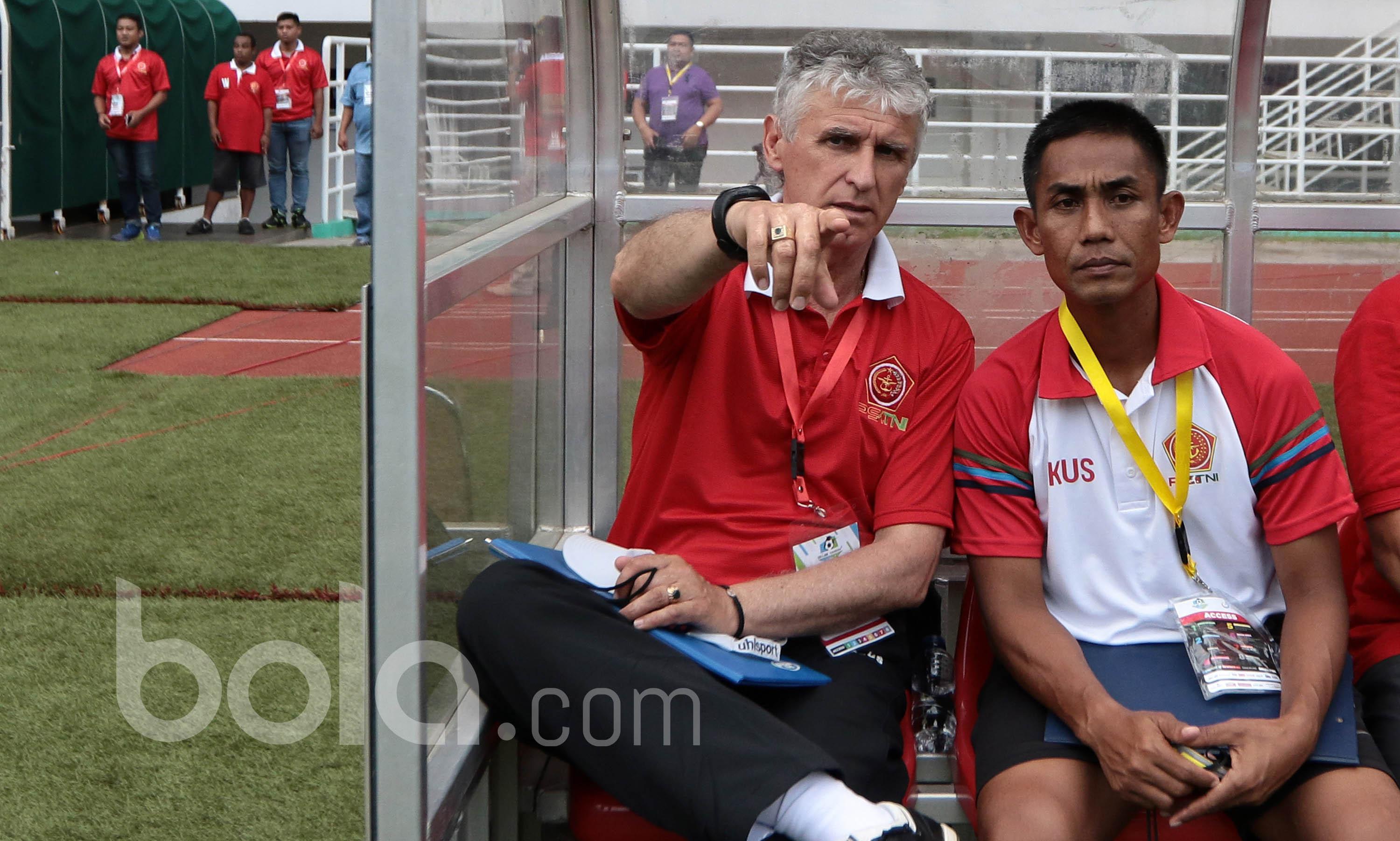 Pelatih PS TNI, Ivan Kolev mendampingi timnya melawan Persiba Balikpapan berlaga pekan keempat Liga 1 2017 di Stadion Pakansari, Bogor, Jumat (5/5/2017). (Bola.com/Nicklas Hanoatubun)
