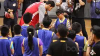  Enes Kanter memberikan gelang NBA kepada seorang peserta di Britama Arena, Jakarta, Kamis (18/5/2017). Coaching clinic singkat dari Enes Kanter penuh keceriahan. (Bola.com/Nicklas Hanoatubun)