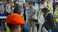 Mensos Risma Sambangi Posko Crisis Center Sriwijaya Air di Bandara Soetta