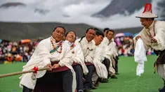 Para kontestan mengikuti kompetisi tarik tambang di Wilayah Damxung, Daerah Otonom Tibet, China, 10 Agustus 2020. Dengan pakaian tradisional, para penggembala dari sejumlah desa di Wilayah Damxung berpartisipasi dalam permainan tradisional itu. (Xinhua/Purbu Zhaxi)