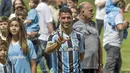 Pesepakbola Uruguay Luis Suarez tersenyum saat sesi perkenalannya sebagai pemain baru Gremio di stadion Gremio Arena, di Porto Alegre, Brasil, Rabu (4/1/2023). Suarez memakai jersey nomor 9 di Gremio, itu terlihat dari unggahan di media sosial resmi klub Brasil tersebut. (AP Photo/Wesley Santos)