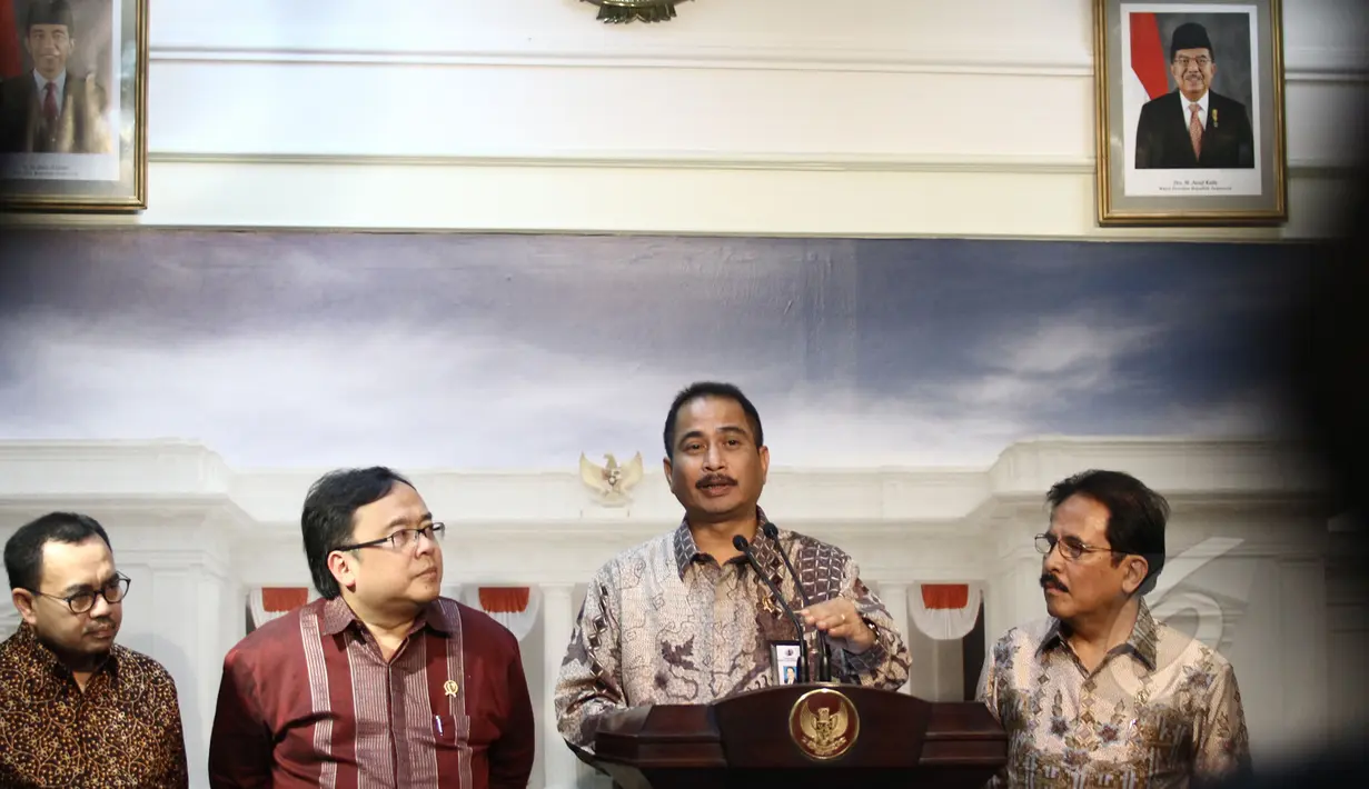 Menteri Pariwisata Arief Yahya didampingi Menko Perekonomian Sofyan Djalil (kanan), Menkeu Bambang (kedua kiri) dan Menteri ESDM Sudirman Said (kiri) memberi keterangan pers di Kantor Presiden, Jakarta, Senin (16/3). (Liputan6.com/Faizal Fanani)