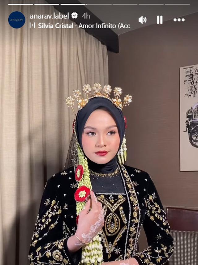 6 Potret Detail Penampilan Salma Salsabil di Hari Pernikahan, Pakai Busana Adat Jawa