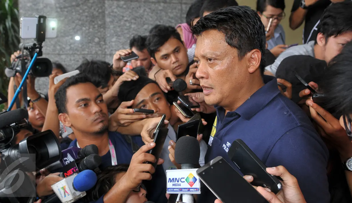 Direskrimum, Kombes Pol  Krishna Murti (tengah) saat memberikan keterangan pers di Polda Metro Jaya, Jakrta, (30/1). Untuk menetapkan Jessica menjadi tersangka pihaknya telah bekerja keras hingga menemukan bukti yang kuat. (Liputan6.com/ Faisal R Syam)