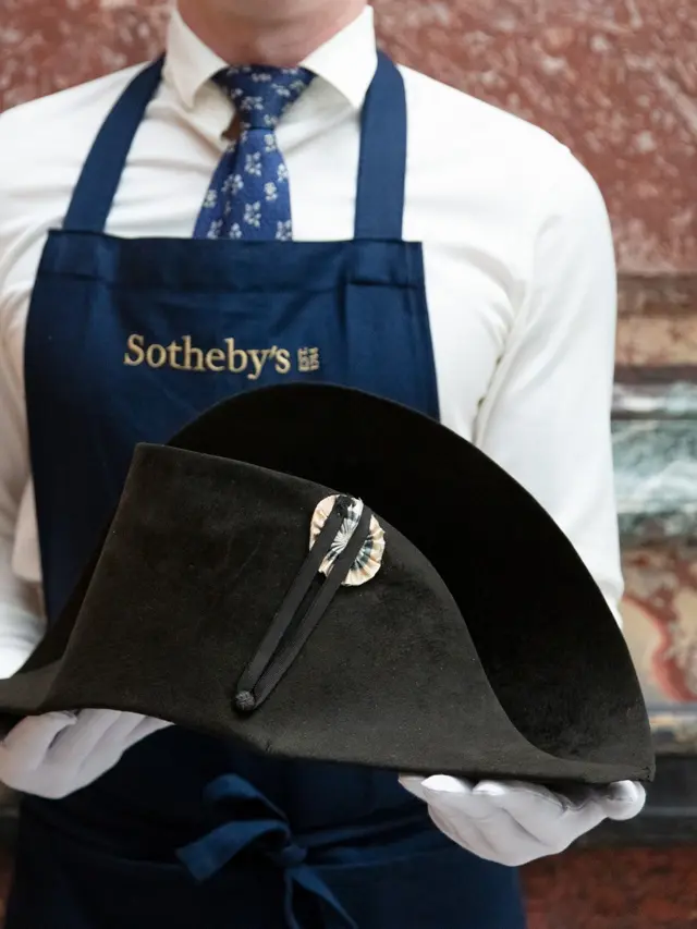 Topi Napoleon Bonaparte Berbahan Bulu Berang-Berang Terjual Seharga Rp20 Miliar