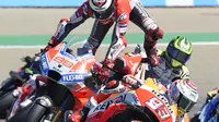 Pembalap Ducati, Jorge Lorenzo, terjatuh di MotoGP Aragon (JOSE JORDAN / AFP)