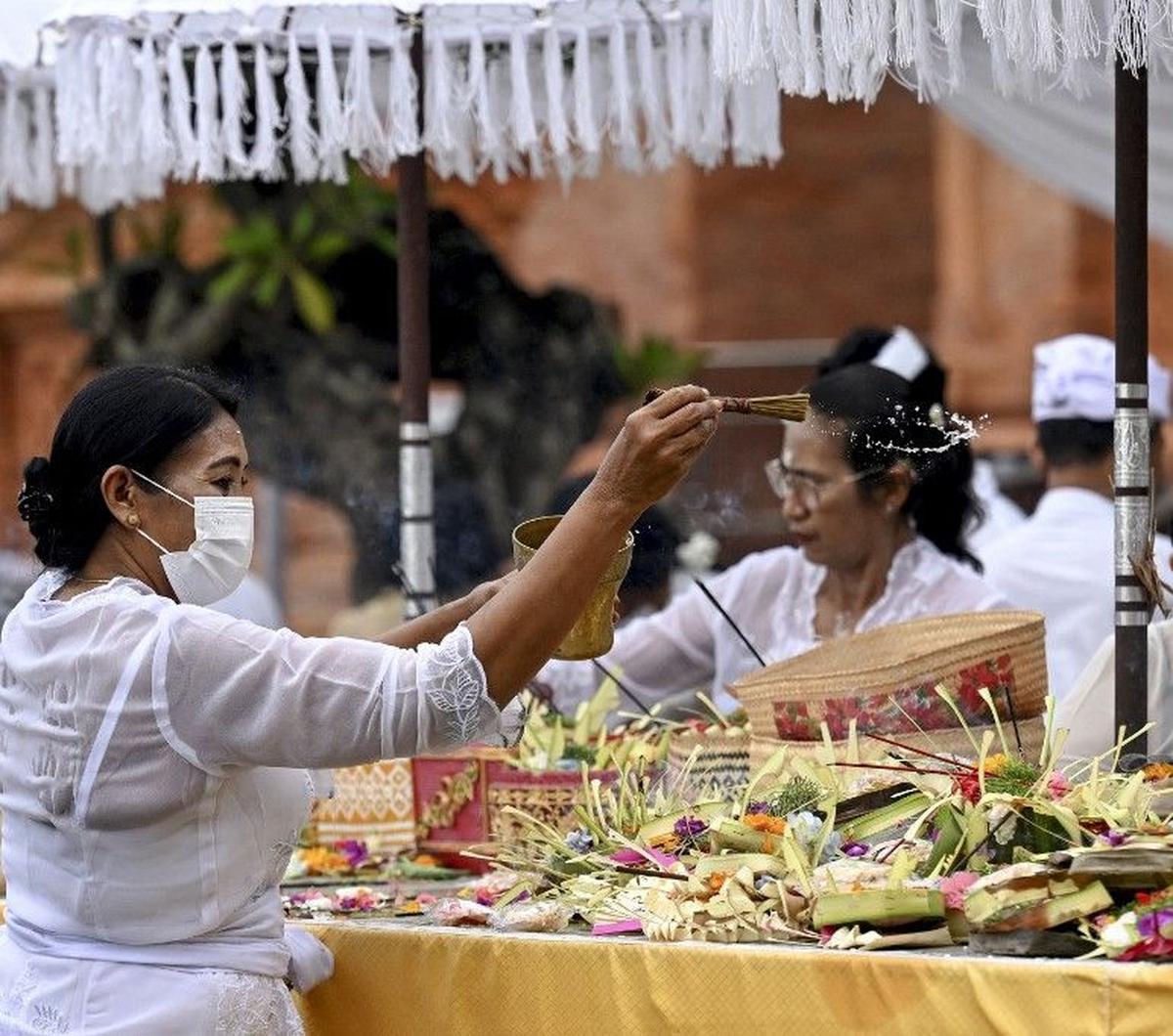 Perayaan Hari Raya Galungan identik dengan penjor yang dipasang di tepi jalan, menghiasi jalan raya yang bernuansa alami. Penjor adalah bambu yang dihias sedemikian rupa sesuai tradisi masyarakat Bali setempat.
