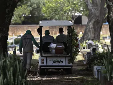 Petugas mengangkut peti jenazah Jose Valdelirio yang diyakini meninggal akibat virus corona di pemakaman Campo da Esperanca di Taguatinga, Brasilia, Brasil, Rabu (3/3/2021). Brasil pada Selasa (2/3) mencatat rekor tertinggi dengan 1.641 kematian akibat Covid-19 dalam 24 jam. (AP Photo/Eraldo Peres)