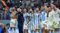 Pemain Argentina merayakan kemenangan di depan pendukungnya setelah berhasil mengalahkan Kroasia dengan skor 3-0 saat laga semifinal Piala Dunia 2022 yang berlangsung di Lusail Stadium, Qatar, Selasa (13/12/2022) waktu setempat. (AP Photo/Natacha Pisarenko)