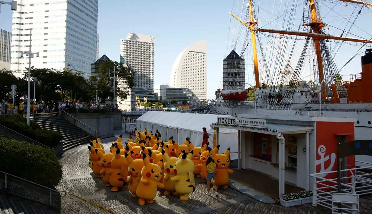 Sejumlah Pikachu dalam serial animasi Pokemon berkumpul saat melakukan parade di Yokohama , Jepang , 7 Agustus 2016. (REUTERS / Kim Kyung - Hoon)