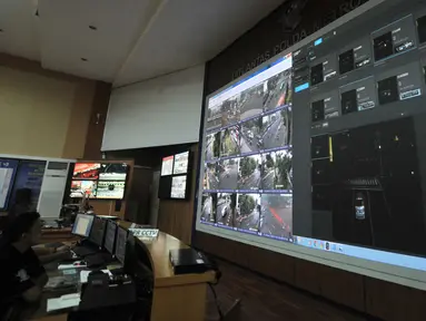 Petugas Traffic Management Center (TMC) memantau kendaraan yang melanggar lalu lintas di ruas Jalan MH Thamrin-Sudirman melalui layar CCTV di ruang kontrol Ditlantas Polda Metro Jaya, Jakarta, Senin (1/10). (Merdeka.com/Iqbal S. Nugroho)