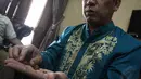Walikota Lubuklinggau, H SN Prana Putra Sohe menunjukkan koleksi batu akik miliknya dikawasan rumah dinas walikota Kecamatan Lubuklinggau Utara I, Sumatera Selatan,(10/10/14). (Liputan6.com/Faizal Fanani)