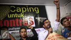 Hariz Azhar hadir dalam dukungan masyarakat dan petani untuk Kontras di Jakarta, Selasa (9/8). Dukungan yang bertemakan "Caping untuk Kontras" untuk menghentikan tindakan kriminalisasi terhadap pejuang HAM. (Liputan6.com/Faizal Fanani)