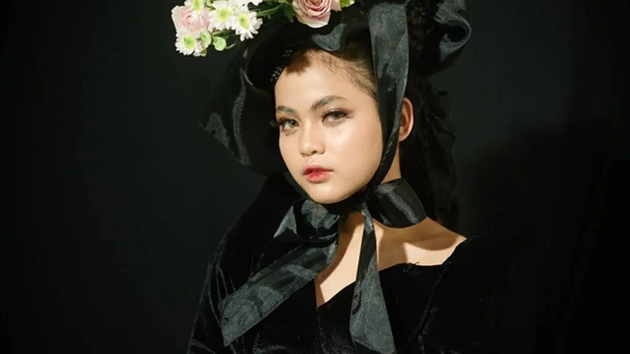 6 Gaya Putri DA 4 dalam Pemotretan Woman In Black, Memesona