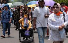 Pakai kursi roda, para veteran demo tolak RPP rumah negara