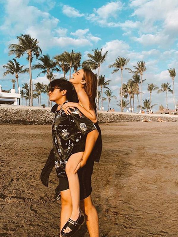 Andira Hadley menikmati pemandangan sambil berfoto di pantai bersama teman prianya, Tubagus Akbar. (Liputan6.com/IG/@andirazh)