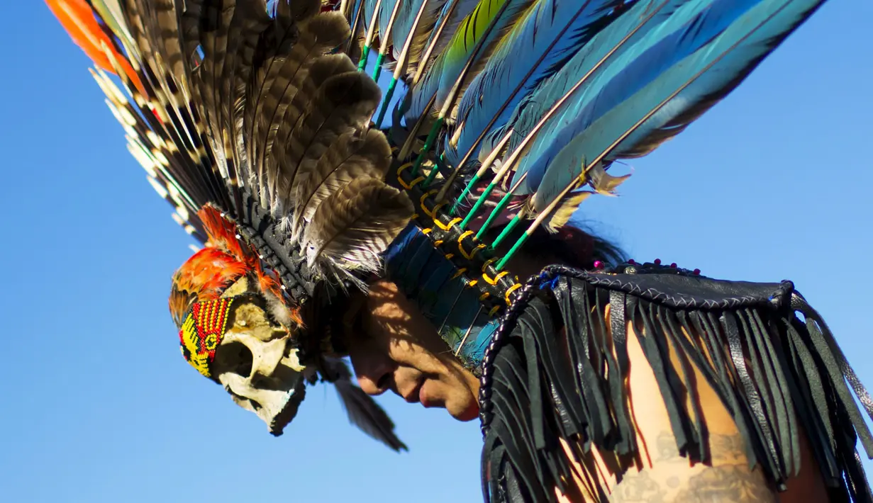 Seorang Pria bersiap menari saat perayaan "pow-wow" dalam Hari Festival Masyarakat Pribumi di Randalls Island, New York, Minggu (11/10/2015). Festival ini diadakan untuk mempromosikan kebudayaan dan sejarah penduduk asli Amerika. (REUTERS/Eduardo Munoz)