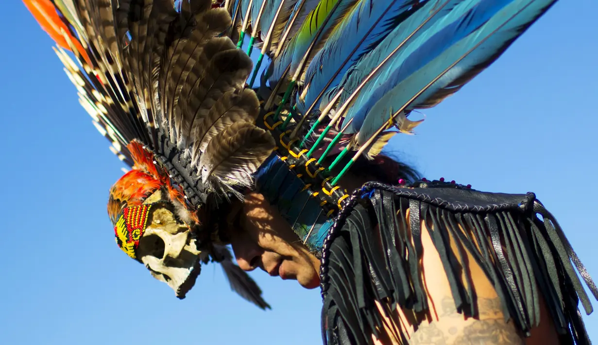 Seorang Pria bersiap menari saat perayaan "pow-wow" dalam Hari Festival Masyarakat Pribumi di Randalls Island, New York, Minggu (11/10/2015). Festival ini diadakan untuk mempromosikan kebudayaan dan sejarah penduduk asli Amerika. (REUTERS/Eduardo Munoz)
