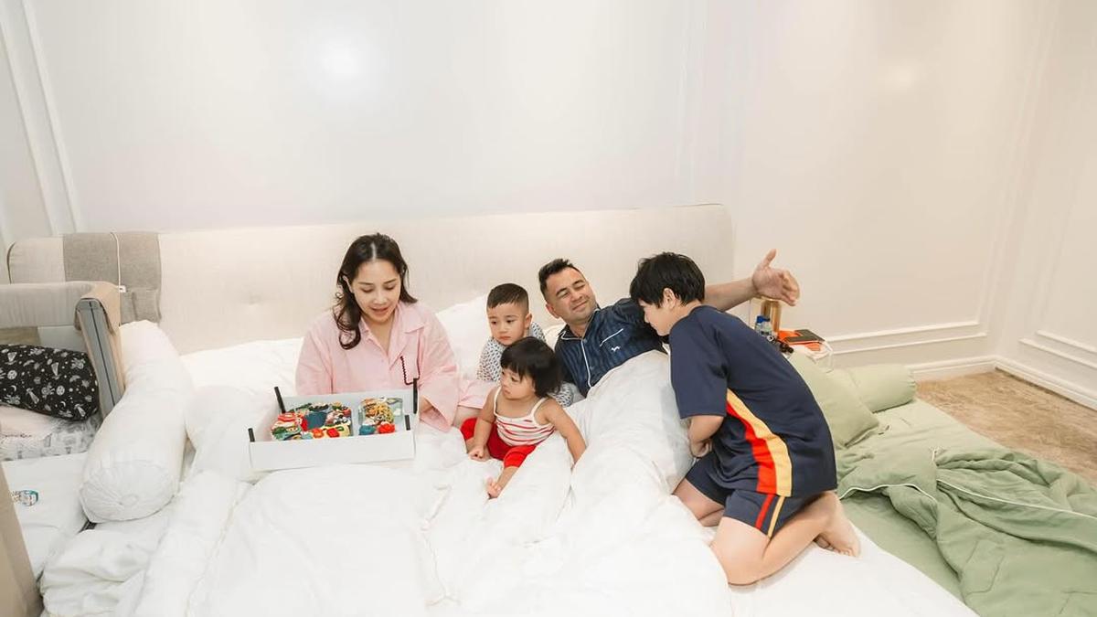 7 Foto Kamar Raffi Ahmad dan Nagita Slavina, Putih Elegan Bak Hotel Mewah