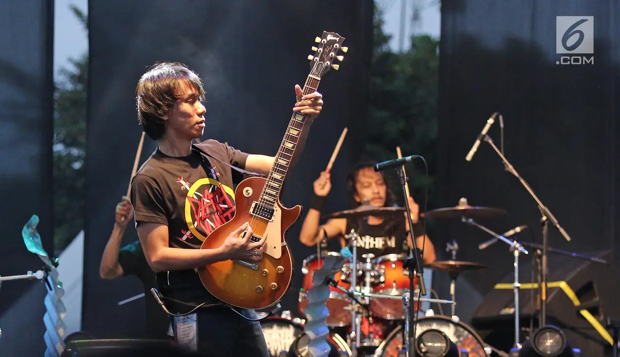 Penampilan Eross 'Sheila On 7' saat berkolaborasi dengan band Death Vomit di panggung JogjaRockarta International Music Festival 2017 di Stadion Kridosono, Jogjakarta, Jumat (29/9). (Liputan6.com/Herman Zakharia)
