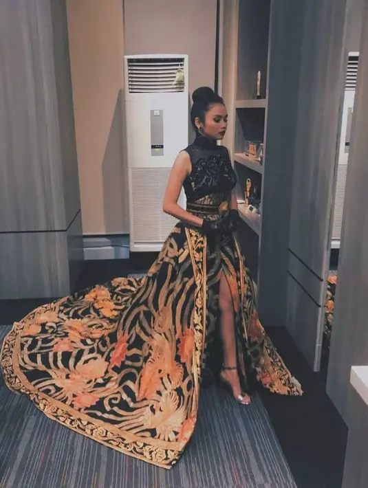 Selain bakat aktingnya yang memukau, gaya busana Dea juga tak kalah mencuri perhatian. Dalam akun Instagram pribadinya, Dea kerap membagikan potret penampilannya dalam balutan dress. (Instagram/deapanendra).