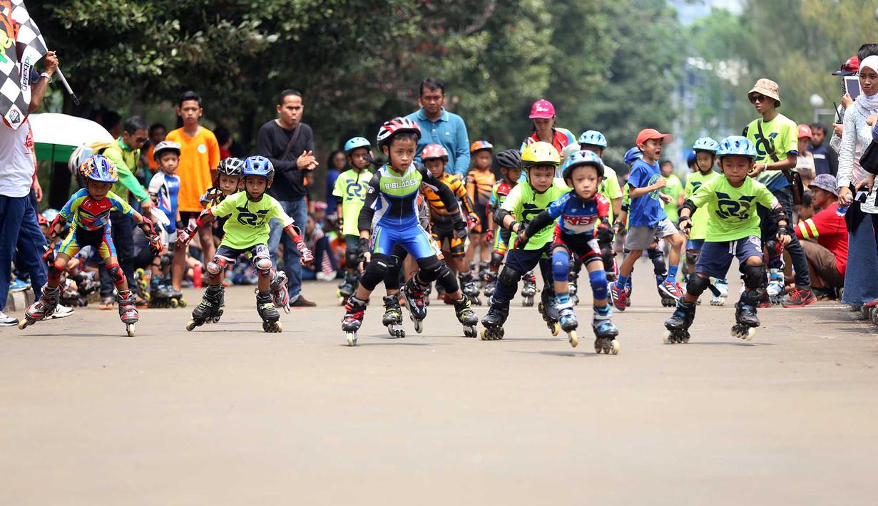 Anak-Anak ikut berpartisipasi dalam kejuaraan Invitasi Sepatu Roda DKI Jakarta di Senayan, Jakarta, Minggu (8/11/2015). Kejuaraan ini diikuti sekitar 39 klub seluruh Indonesia. (Bola.com/Nicklas Hanoatubun).