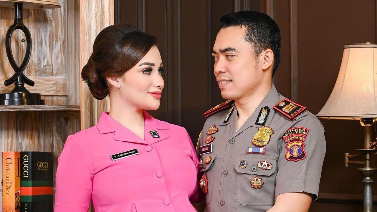 Sebagai istri seorang polisi di Kutai, Cristina Laws sering membagikan momen kebersamaannya dengan suaminya di media sosial.
