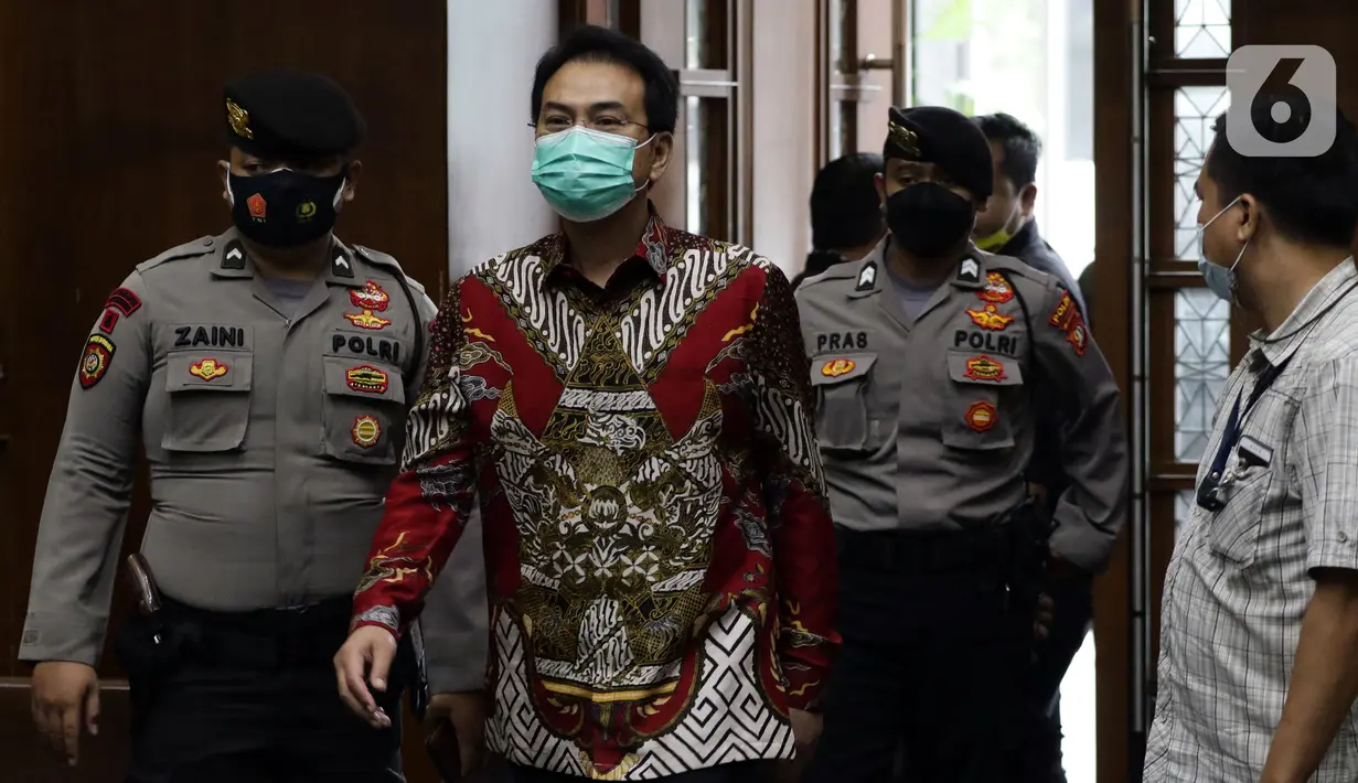 Mantan Wakil Ketua DPR Azis Syamsuddin (kedua kiri) bersiap menjalani sidang lanjutan dugaan suap penanganan perkara korupsi di Lampung Tengah, Pengadilan Tipikor Jakarta, Kamis (23/12/2021). Sidang beragendakan pemeriksaan keterangan saksi-saksi. (Liputan6.com/Helmi Fithriansyah)