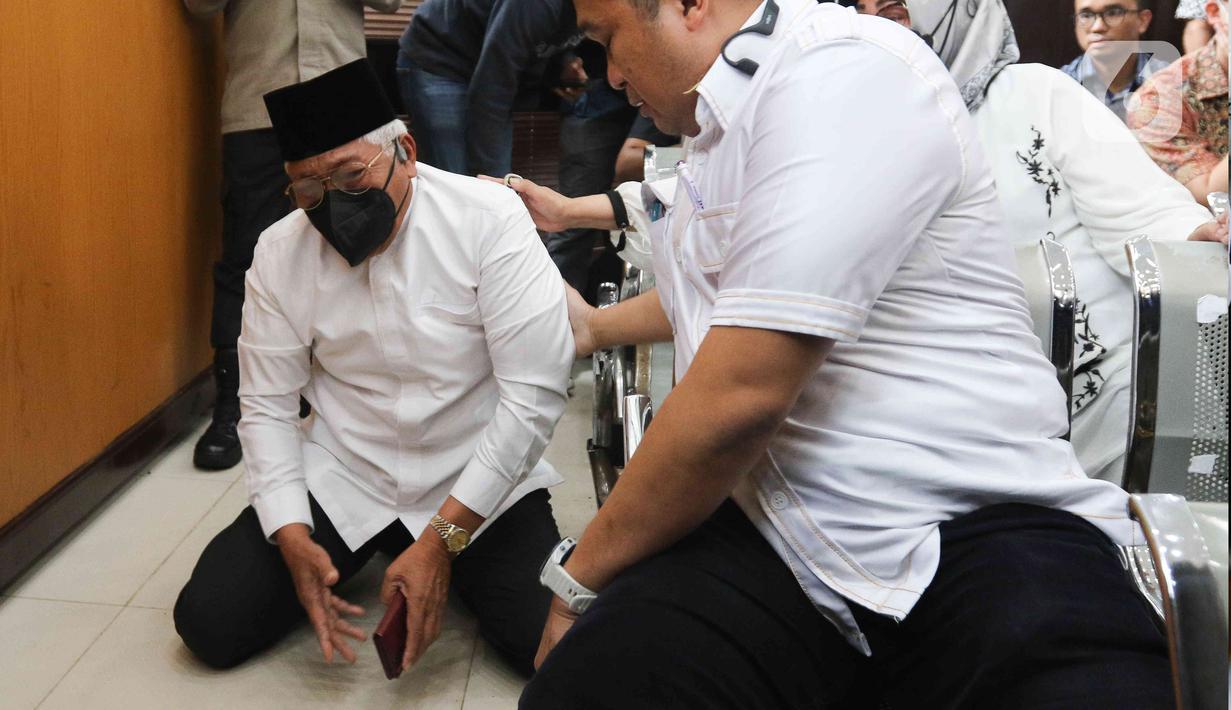 Ayahanda terdakwa AKBP Arif Rahman Arifin, Arifin Rohim sujud syukur usai pembacaan vonis oleh majelis hakim dalam sidang putusan di Pengadilan Negeri Jakarta Selatan, Kamis (23/2/2023).  Arif Rachman Arifin terdakwa perintangan penyidikan atau obstruction of justice kasus pembunuhan berencana Brigadir Yosua, divonis 10 bulan penjara. (Liputan6.com/Herman Zakharia)