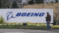 Seorang pekerja meninggalkan pabrik Boeing 737 di Renton, Washington, Senin (16/12/2019). Boeing Co mengumumkan akan menghentikan untuk sementara waktu produksi pesawat jenis 737 MAX – yang sudah dilarang terbang – pada Januari 2020 mendatang. (Stephen Brashear/Getty Images/AFP)