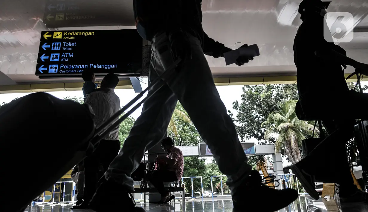 Suasana Bandara Halim Perdanakusuma, Jakarta, Kamis (17/12/2020). Penumpang yang ingin keluar masuk Jakarta wajib untuk melakukan rapid test antigen mulai 18 Desember 2020 - 8 Januari 2021 selama masa angkut libur Natal dan tahun baru berlangsung. (merdeka.com/Iqbal Nugroho)