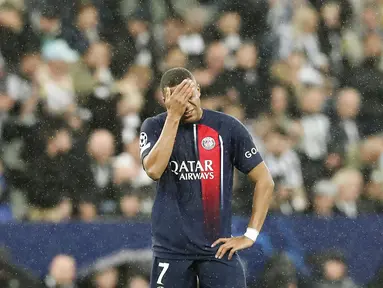 Penyerang  Paris Saint-Germain (PSG) Kylian Mbappe menyentuh wajahnya saat melawan Newcastle United pada matchday kedua Grup F Liga Champions 2023/2024 di Stadion Saint James Park, Kamis dini hari WIB, Kamis (5/10/2023). (AP Photo/Scott Heppell)