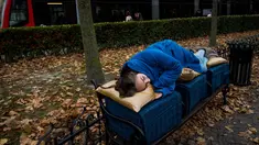 Aktivis berbaring di bangku di pusat kota Bratislava, 8 November 2018. Aksi itu untuk menunjukkan solidaritas kepada tunawisma di Hungaria yang dilarang tidur di tempat-tempat umum setelah diberlakukannya undang-undang tunawisma. (VLADIMIR SIMICEK/AFP)