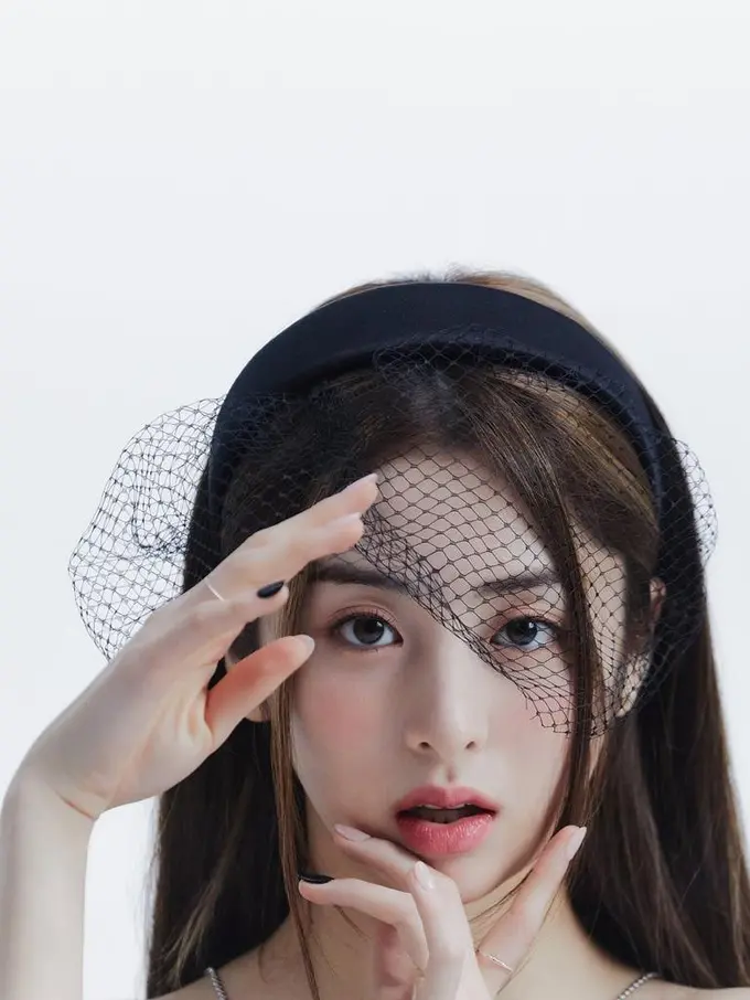 7 Potret Idol Kpop Huh Yunjin yang Disebut Dewi Perssik Versi Korea, Seberapa Mirip?