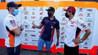 Pembalap Astra Honda Racing Team (AHRT) yang berlaga di FIM CEV Moto3 Junior World Championship, Mario Suryo Aji (tengah), bercengkrama dengan dua pembalap MotoGP dari tim Repsol Honda, Pol Espargaro dan Marc Marquez. (Ist)