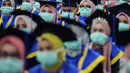 Sejumlah pelajar yang memakai masker sebagai tindakan pencegahan terhadap virus corona COVID-19 mengikuti acara wisuda SMK Farmasi di Banda Aceh (24/9/2020). (AFP/Chaideer Mahyuddin)