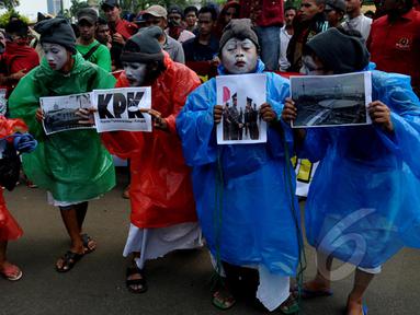 Aksi teaterikal 5 mahasiswa menjadi kurcaci saat aksi "Stop Intervensi Polri" di depan Istana Negara, Jakarta, Jumat (30/1/2015). (Liputan6.com/Johan Tallo)