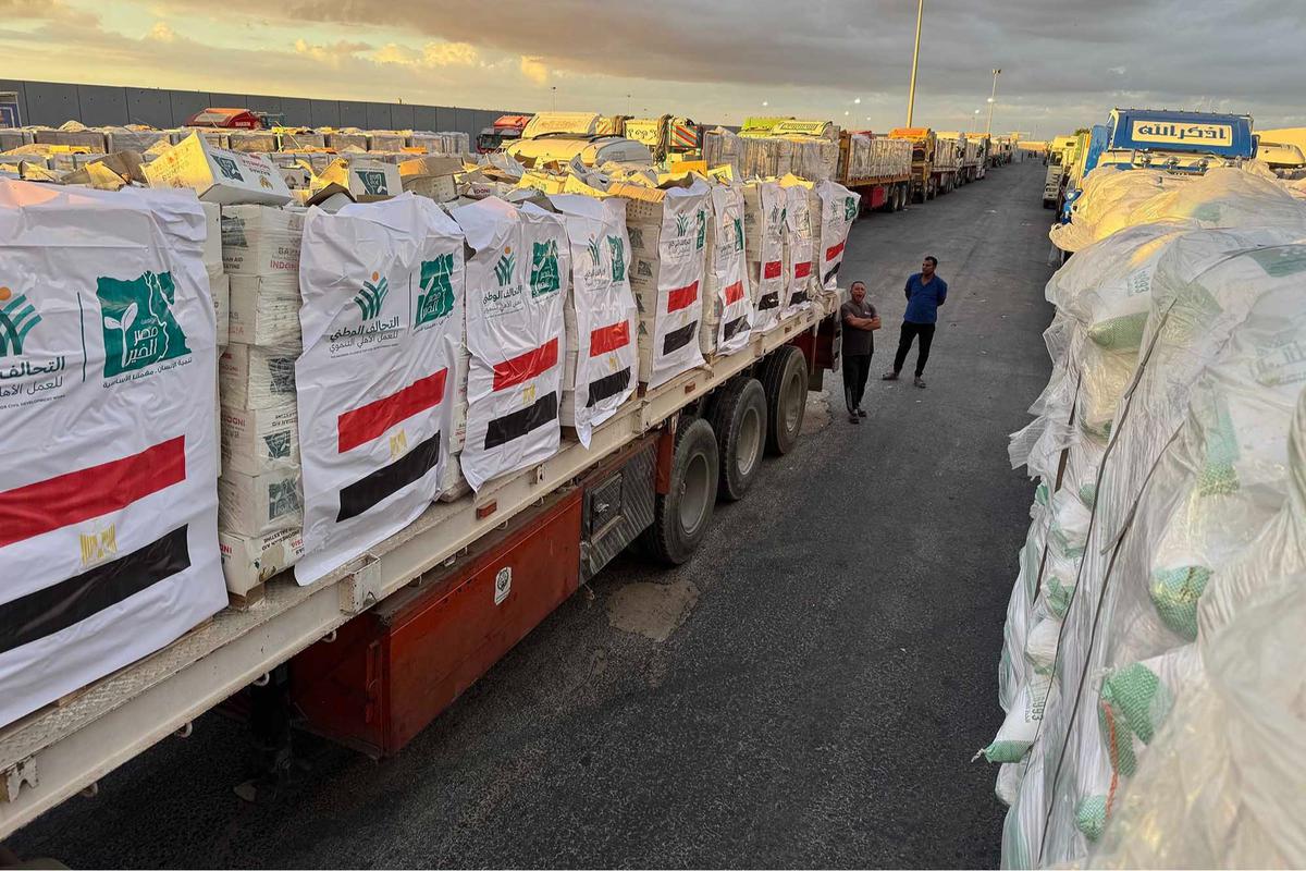 FOTO: Truk-Truk Bantuan Kemanusiaan  Mengular di Rafah, Harapan Gencatan Senjata Segera Terwujud