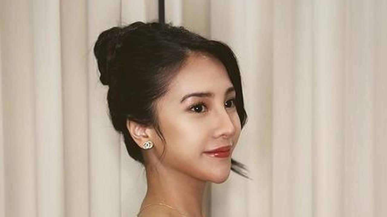 Dalam balutan gaun berwarna hitam ini Anya juga terlihat lebih ramping. Rahangnya lebih lancip dari sebelumnya.