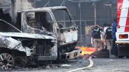 Sejumlah mobil hangus terbakar akibat ledakan pabrik kembang api di Komplek Pergudangan 99, Jalan Raya Salembaran, Cengklong, Kosambi, Kabupaten Tangerang, Banten (26/10). (Liputan6.com/Pool)