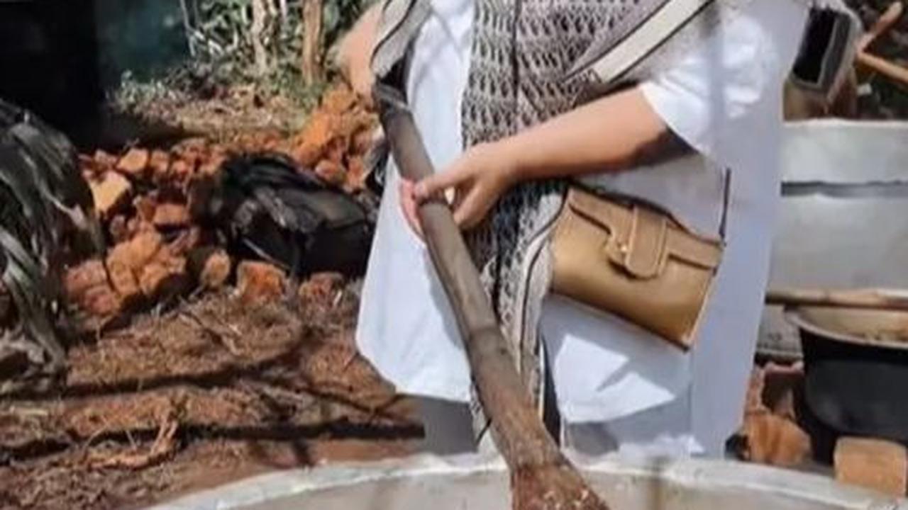 Igun juga menikmati waktu di lingkungan masjid dengan memotong sapi dan memasak bersama warga lokal.