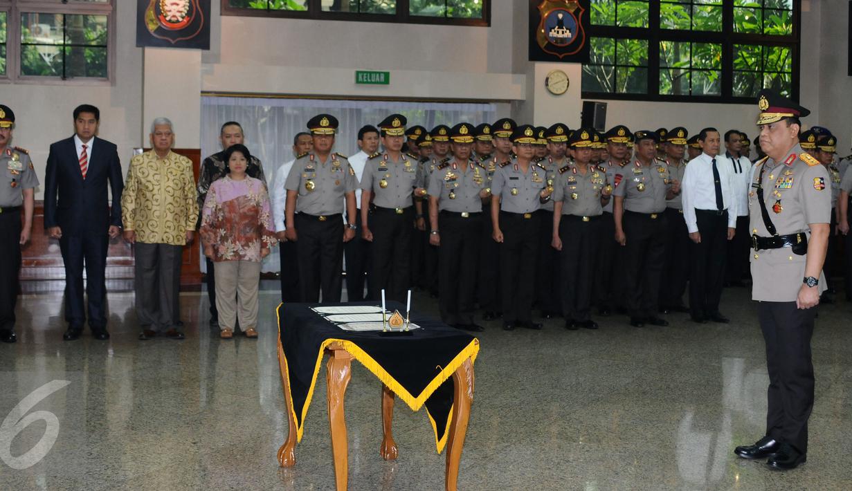 Komjen Pol Syafruddin (kanan) saat dilantik menjabat Wakapolri di Mabes Polri, Jakarta, Sabtu (10/9). Komjen Pol Syafruddin menggantikan Jenderal Pol Budi Gunawan yang menjadi Kepala Badan Intelijen Negara (BIN). (Liputan6.com/Helmi Fithriansyah)