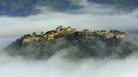 Istana Takeda disebut istana di atas awan karena terletak di ketinggian 353 meter puncak Gunung Wadayamacho, Hyogo, Jepang. (Foto: Odditycentral.com)