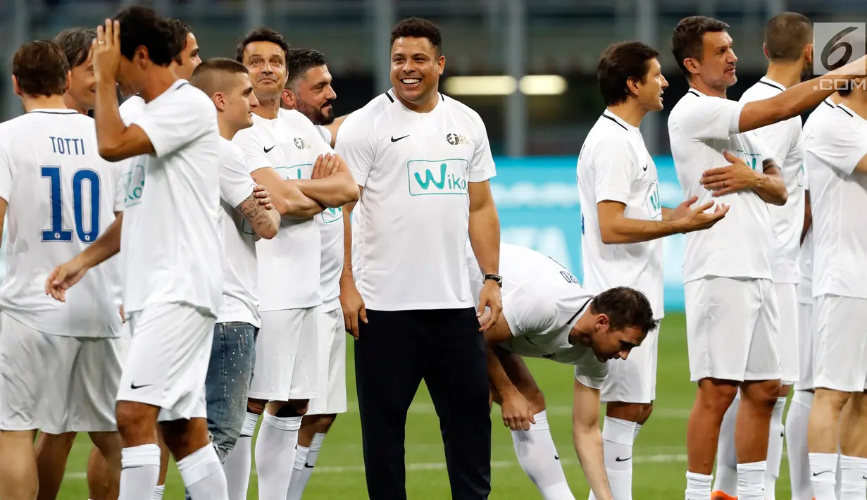 Legenda sepak bola Brasil, Ronaldo (tengah) tersenyum sebelum pertandingan perpisahan Andrea Pirlo, di Stadion Milan San Siro, Italia, (21/5). (AP Photo / Antonio Calanni)