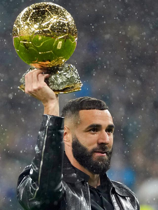 Karim Benzema Pamer Trofi Ballon d'Or 2022 di Stadion Santiago Bernabeu